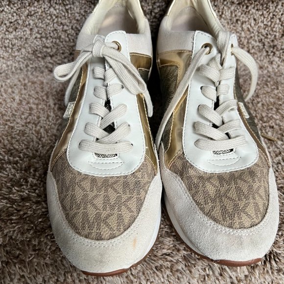 Michael Kors Women's Monogram Leather Sneakers. - Picture 4 of 12